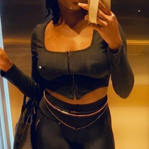 Asymmetrical hem long sleeve crop top - Picture 2 of 6